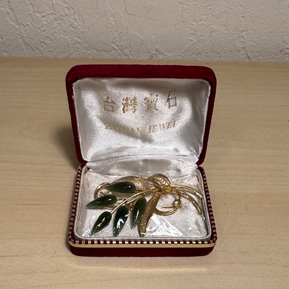 Vintage Gold and Jade Leaf Brooch Taiwan Jewel
